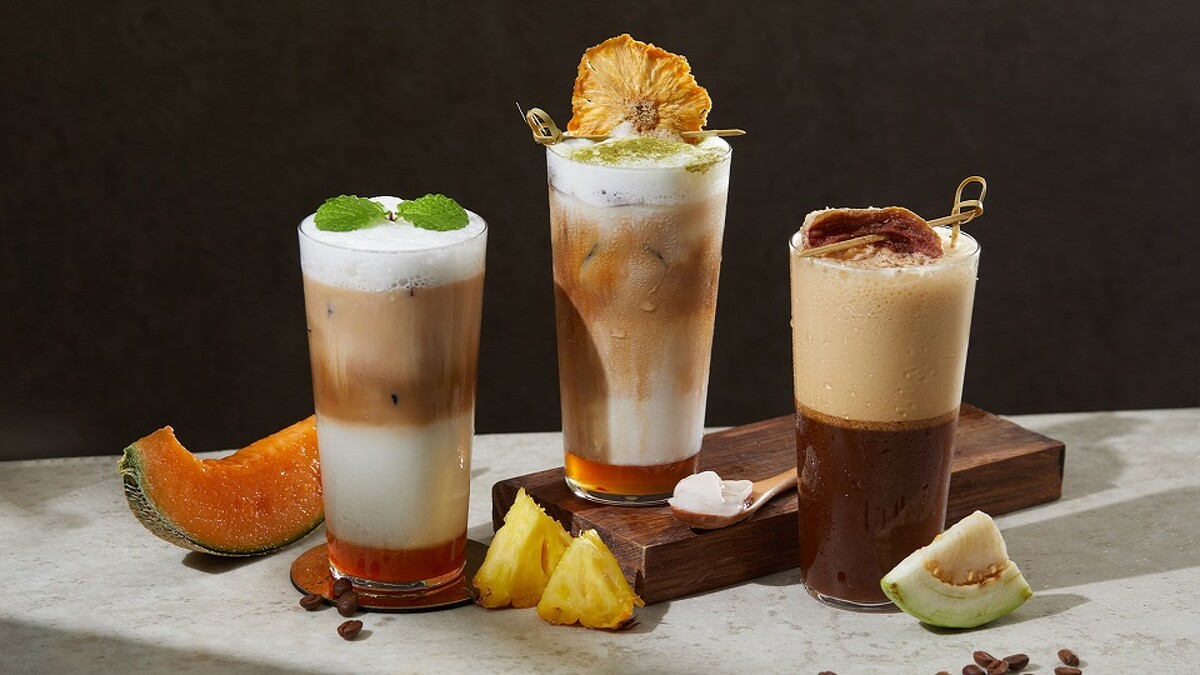 (左&rarr;右) 「戀戀哈密瓜生乳拿鐵」、「香蘭鳳梨生椰拿鐵」、「甘梅芭樂美式」