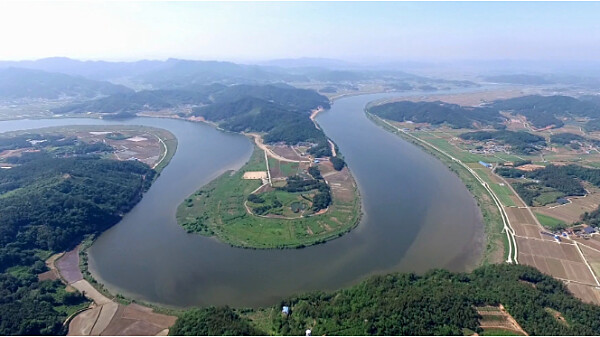 由느러지전망대望出去如韓半島地形的河道(擷取自Namdo Korea官網)