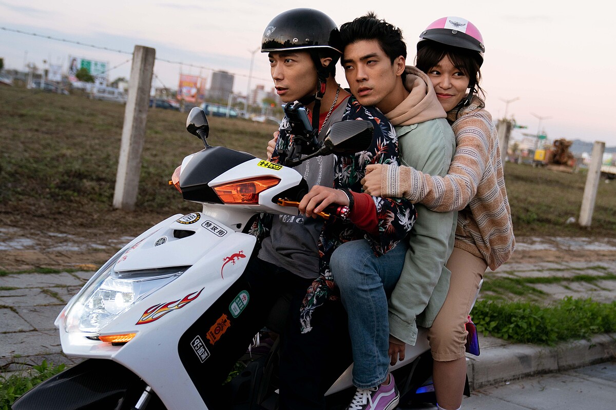 《地獄里長》林哲熹（中）劇中每逢黃昏5點20分就會全身癱軟，左為楊傑宇，右為盛平