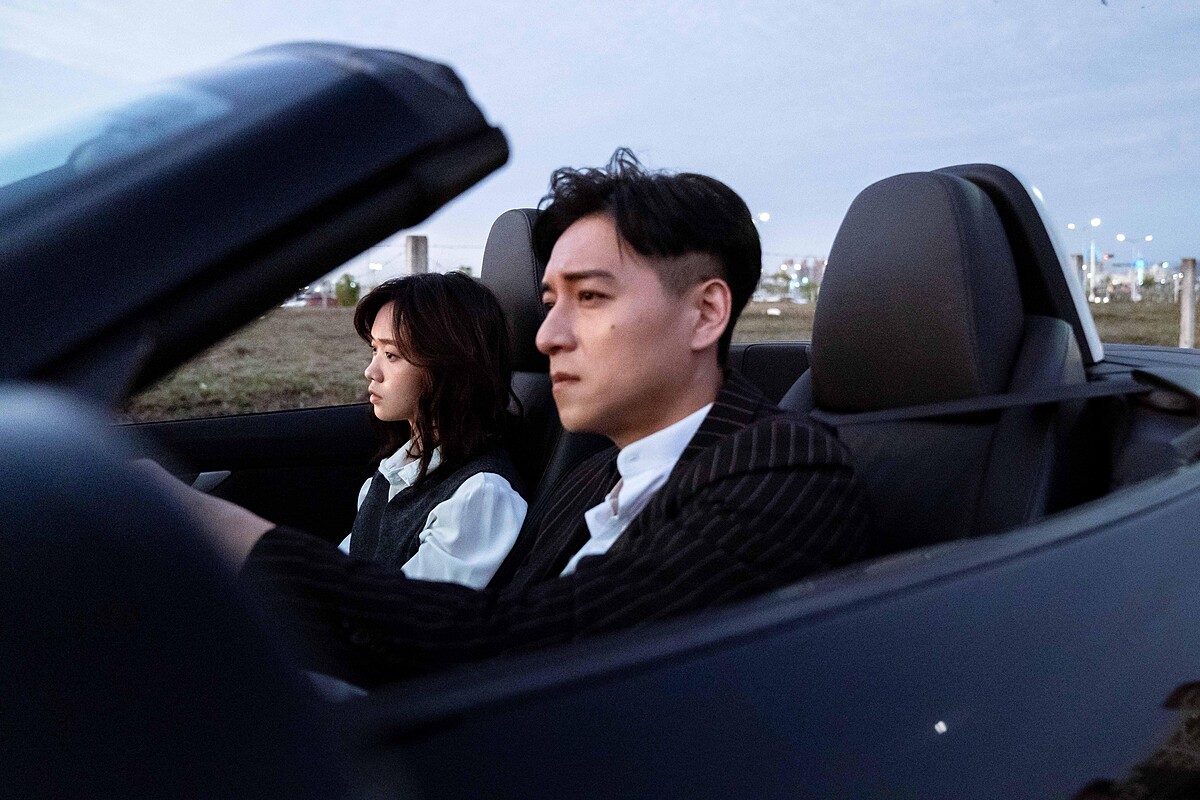 《地獄里長》鄭人碩（右）、嚴正嵐有精彩對手戲