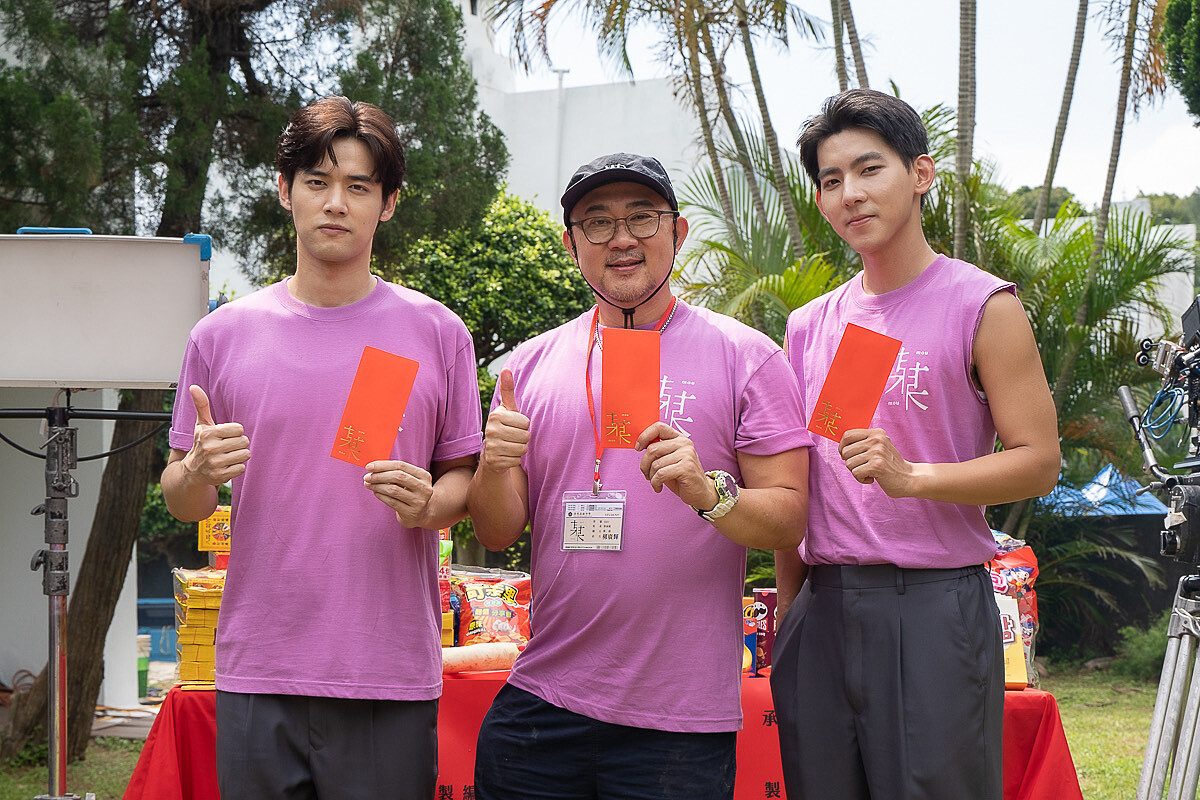 柳廣輝（中）執導BL影集《某某》邀劉冬沁（左）與曾向鎮擔任男主角。