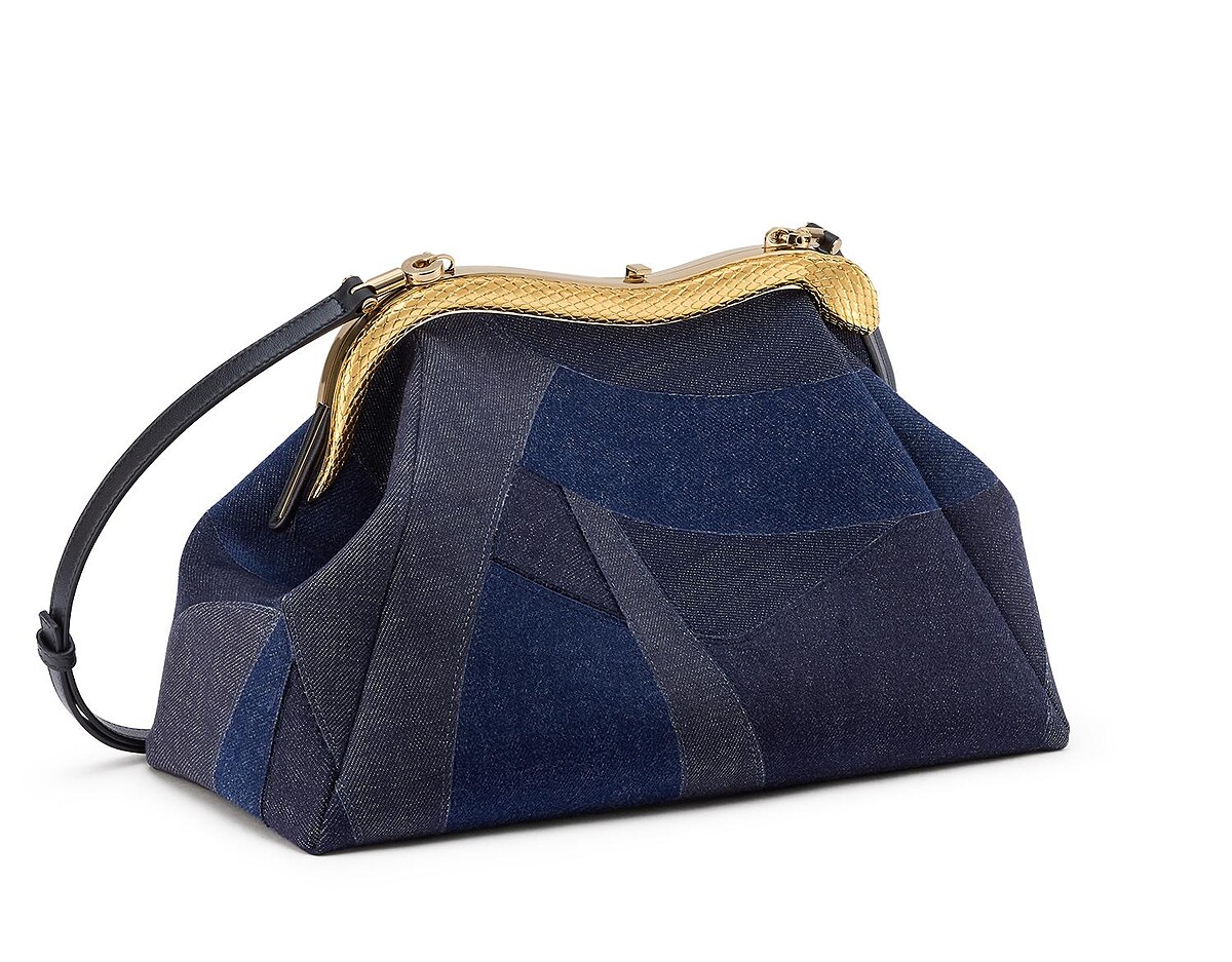 SERPENTINE POUCH 藍寶石色拼接丹寧布手拿包，126,300元。