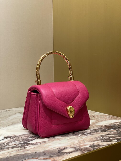 SERPENTI REVERSE 小牛皮迷你手提包，59,600元。