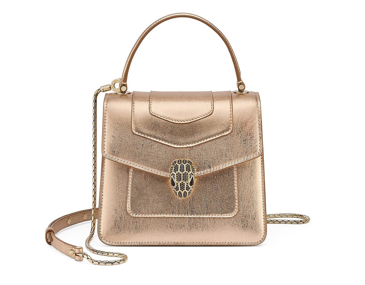 SERPENTI FOREVER TOP HANDLE 淡金色小牛皮手提肩背包，129,900元。