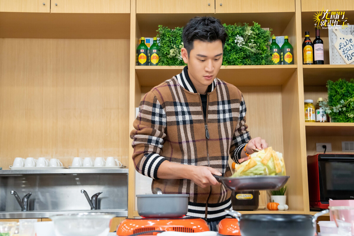 《光開門就很忙了》周興哲富有廚藝天分，節目拍攝前特地學廚藝。