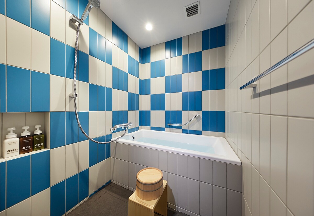 浴室雖然迷你，卻都配有浴槽、淋浴設備，忠實呈現日本人居家必備要素。