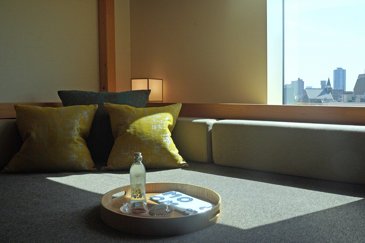 每間客房皆有大面開窗，光線充足。