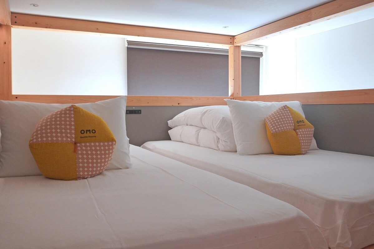 配置為上層床墊、下層則有寬敞的沙發。