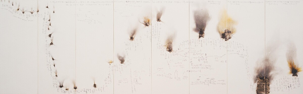 蔡國強《再燃烽火臺：為外星人作的計畫第八號》1991 火藥、紙、墨，裝裱於木制八扇屏風 200 X 680 CM 東京都現代美術館收藏