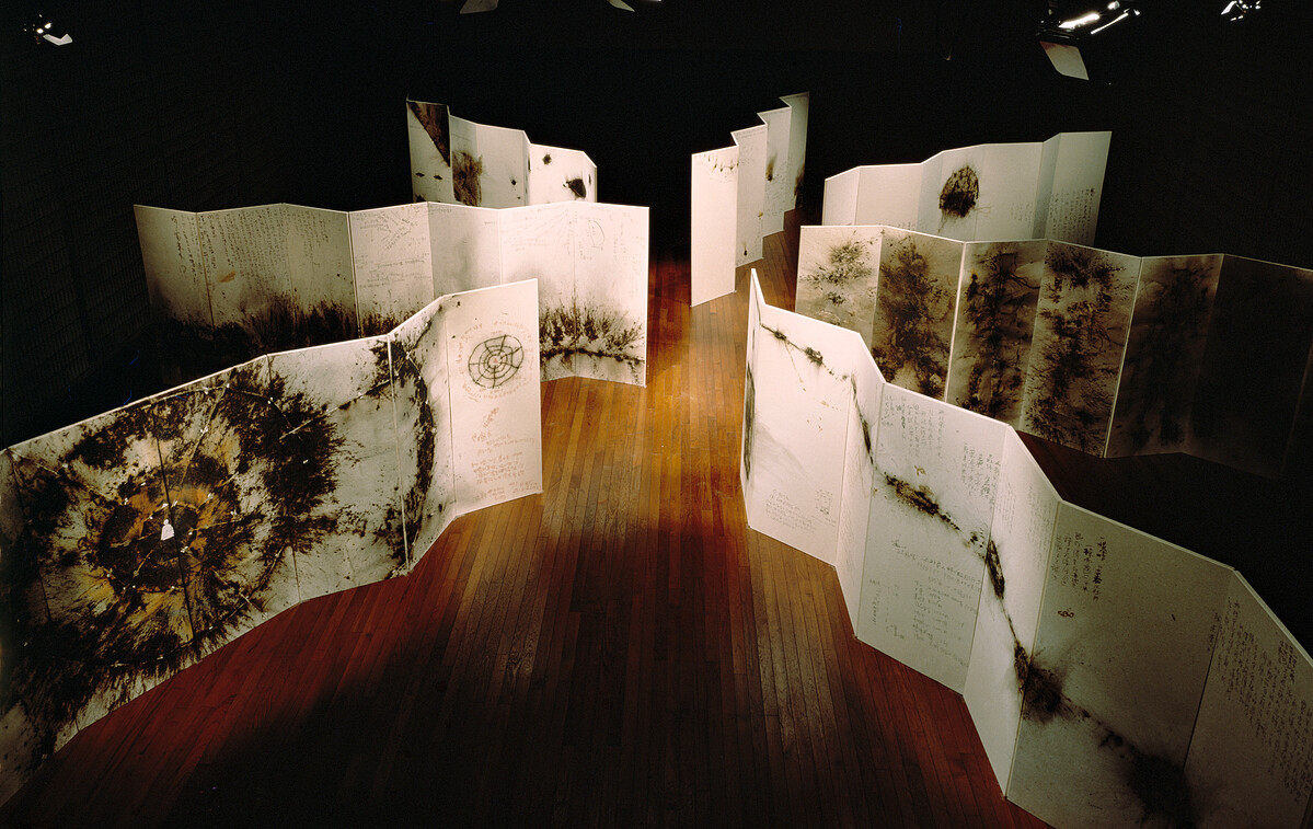 蔡國強個展&ldquo;原初火球&mdash;&mdash;為計畫作的計畫&rdquo;於 P3 藝術與環境研究院展覽現場，日本東京， 1991 年 萩原義弘攝，蔡工作室提供