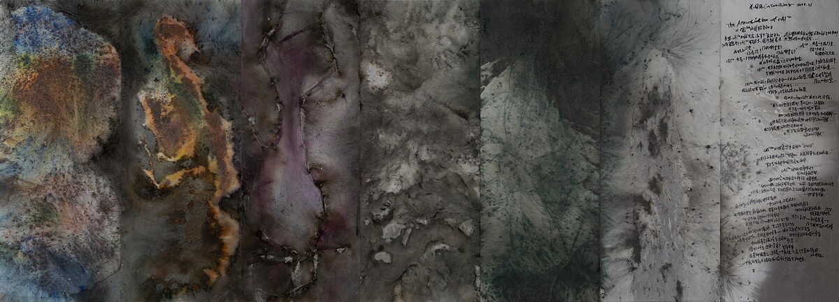 蔡國強 《CAI&trade; 的受胎告知》 2023 火藥、玻璃、鏡面，裝裱於木制七扇屏風 200 X 560 CM 趙夢佳攝，蔡工作室提供