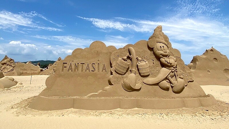 以迪士尼第三部動畫長片《幻想曲》為靈感的沙雕作品，看得到「魔法師米奇」及「掃把人」逗趣模樣