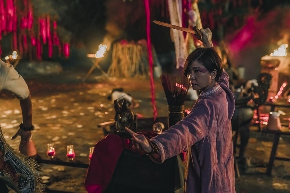 《化劫》于子育飾演的賀媽，在萬應宮是「婦幼守護神」臨水夫人的主事法師，有斬妖除魔的能力