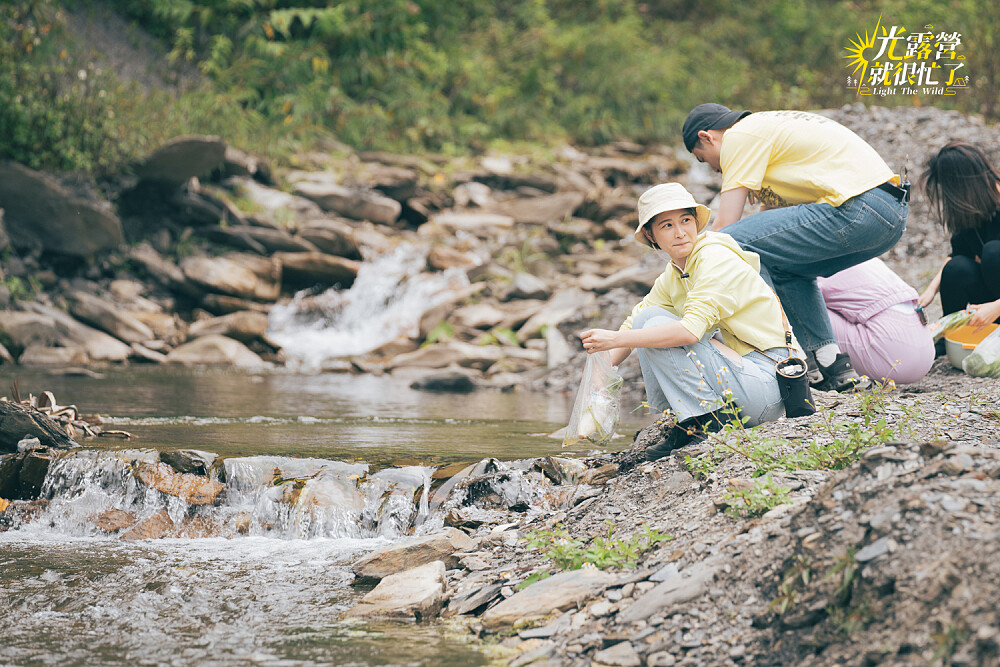 《光露營就很忙了》江宜蓉到溪邊洗蘿蔔