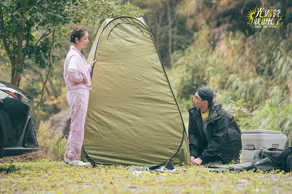 《光露營就很忙了》林心如、章廣辰一起組廁所