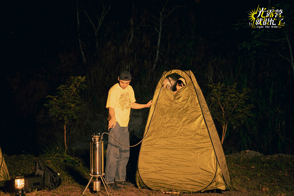《光露營就很忙了》章廣辰為大家組淋浴設備