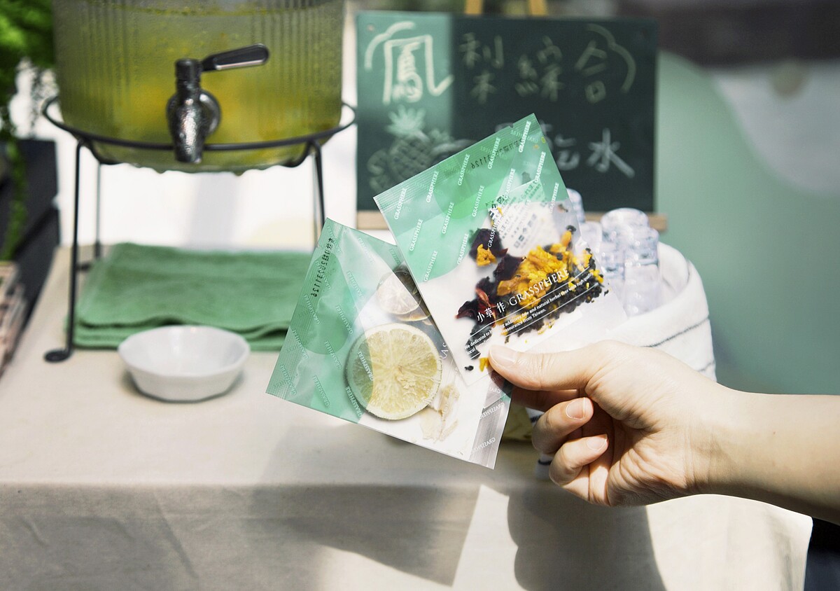 《柑橙菊香包種茶》每包62元，三入組186元