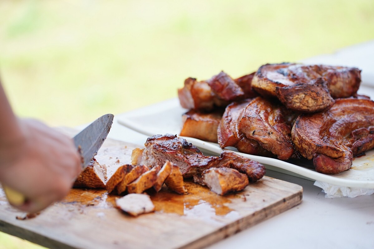 以野炊方式烹煮食材。
