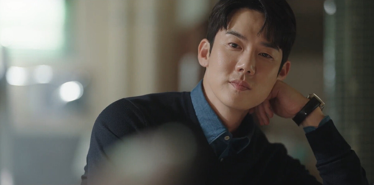 《浪漫醫生金師傅3》姜東柱坐在值班室裡回想當年