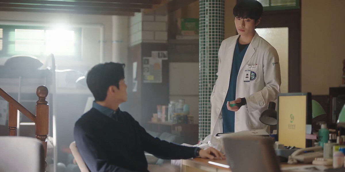 《浪漫醫生金師傅3》姜東柱(左)被徐宇鎮(右)提醒是他的位子
