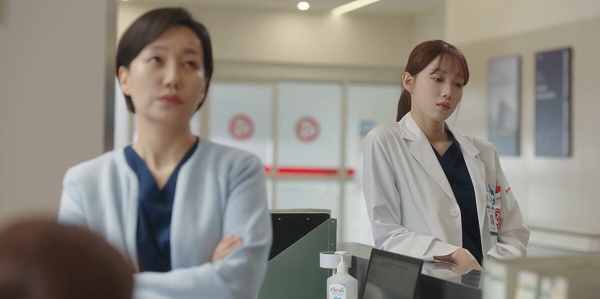 《浪漫醫生金師傅3》車恩彩(右)質疑姜東柱收治病人政策，吳明心(左)護理長也十分無奈