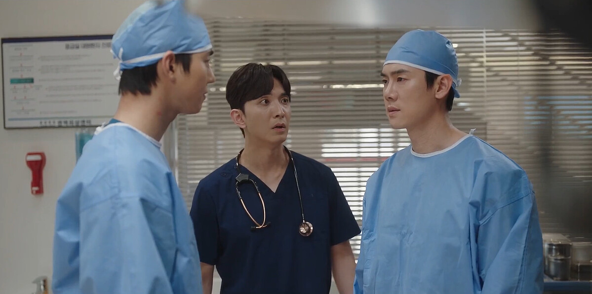 《浪漫醫生金師傅3》姜東柱(右)趁機教訓徐宇鎮(左)，讓鄭仁秀(中)夾在中間超尷尬