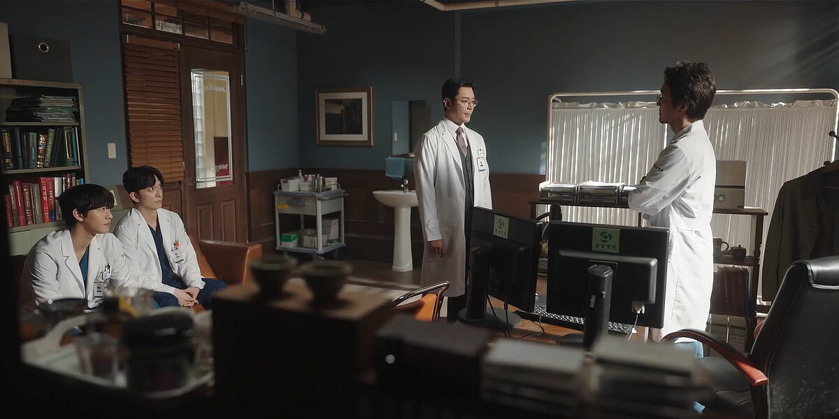 《浪漫醫生金師傅3》徐宇鎮(左一)、鄭仁秀(左二)、朴院長(右二)都來拜託金師傅(右一)管管姜東柱