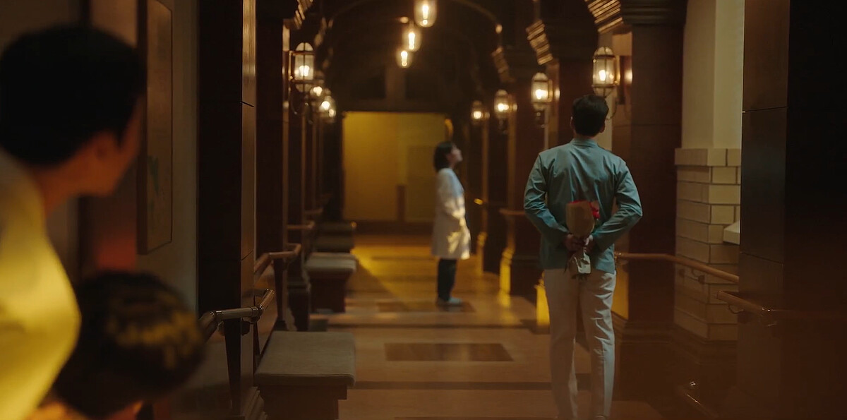 《浪漫醫生金師傅3》朴恩卓(右一)帶著花束，怯懦走向尹雅琳(右二)想要道歉，李宣雄、張東華(背對鏡頭，左一、左二)在看好戲