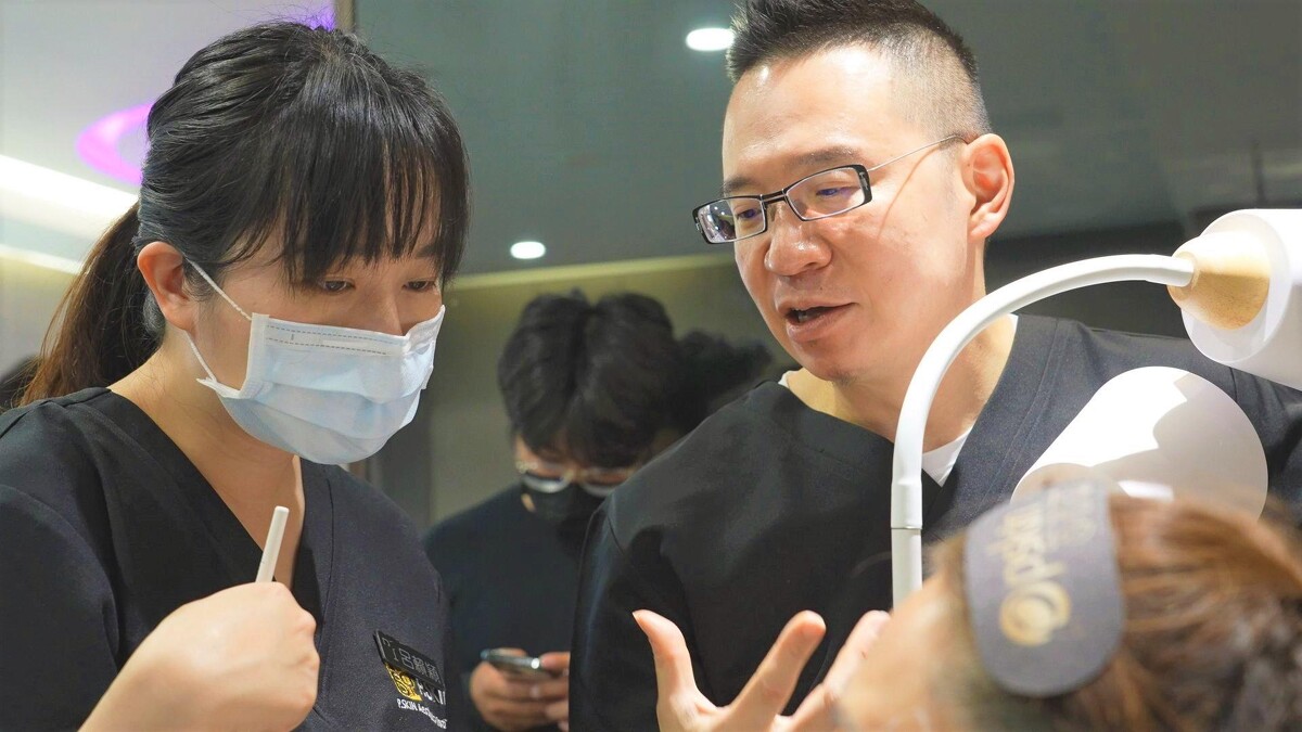 培訓課程除講解微整原理外，更安排實際操作課程，傳承資深醫師們的經驗與技術。圖/ 柯佩芳提供