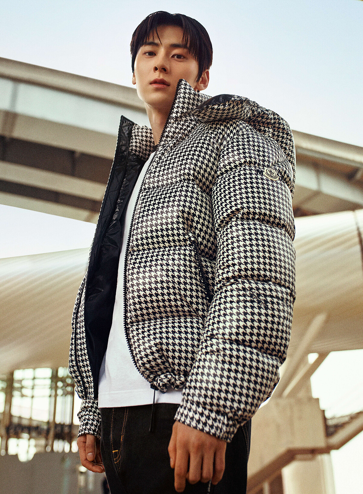 千鳥格圖案羽絨外套。