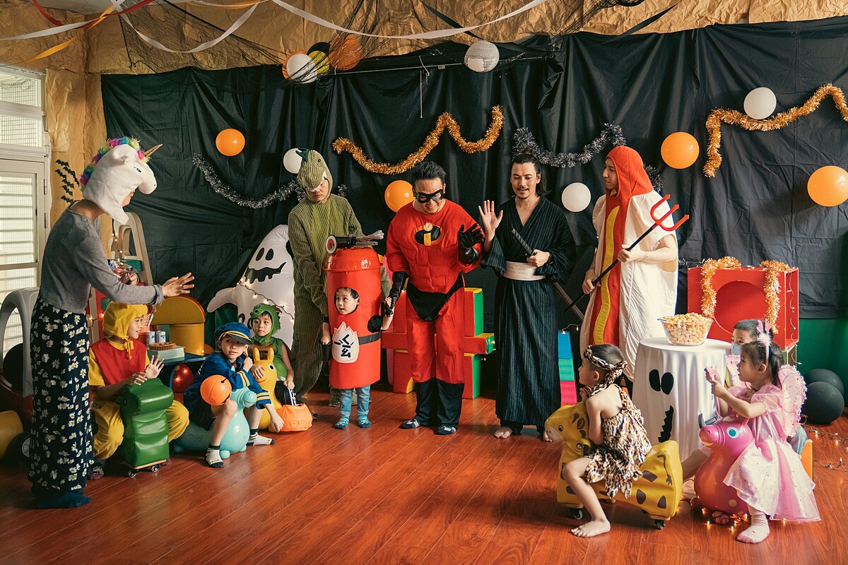 滅火器在幼稚園場景扮裝成超人、恐龍、熱狗以及武士