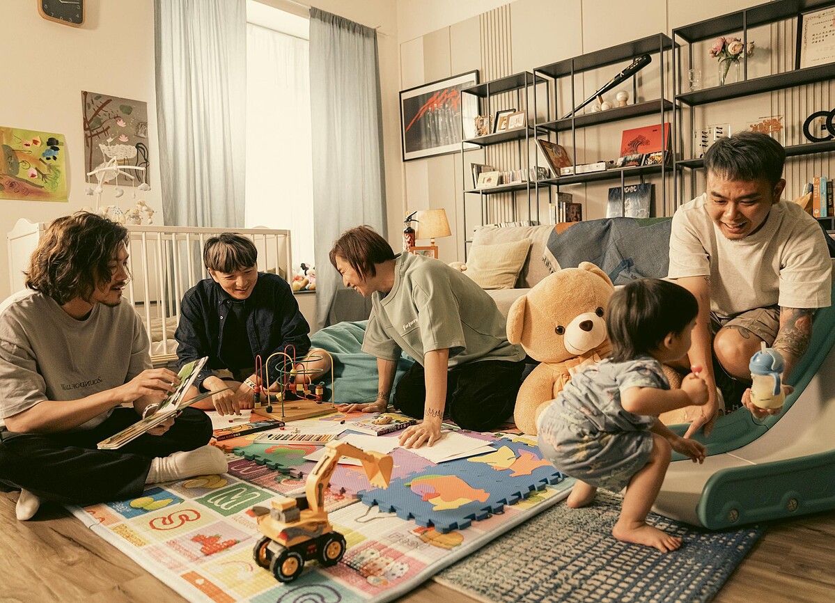 滅火器團員在 〈人間條件〉MV 以爸爸好友身份客串演出，包括在家一同育兒