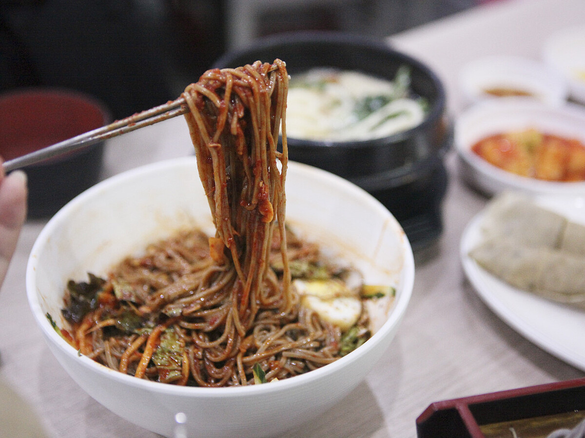 光化門美進(광화문미진)拌蕎麥麵(翻攝自Naver Map)。