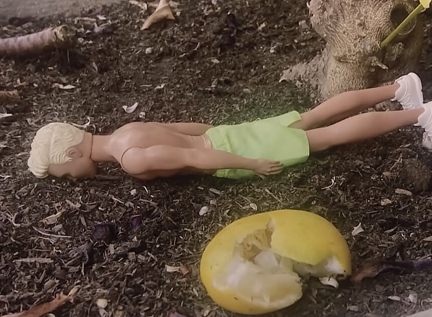 Ryan Gosling發現家裡後院有個被遺棄的肯娃娃