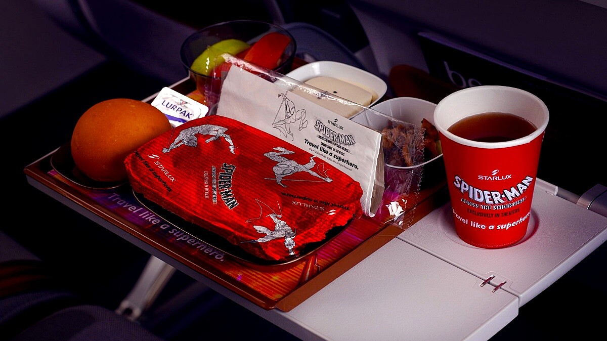 連飛機餐都能看到「蜘蛛人」身影