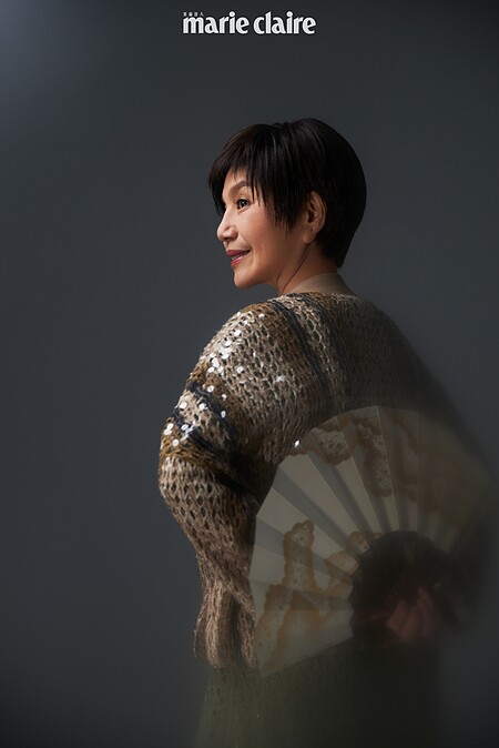 亮片針織外套、墨綠色針織鏤空洋裝，both by Brunello Cucinelli