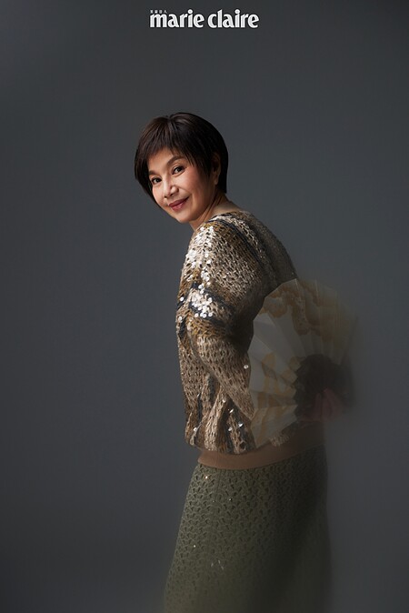 亮片針織外套、墨綠色針織鏤空洋裝，both by Brunello Cucinelli