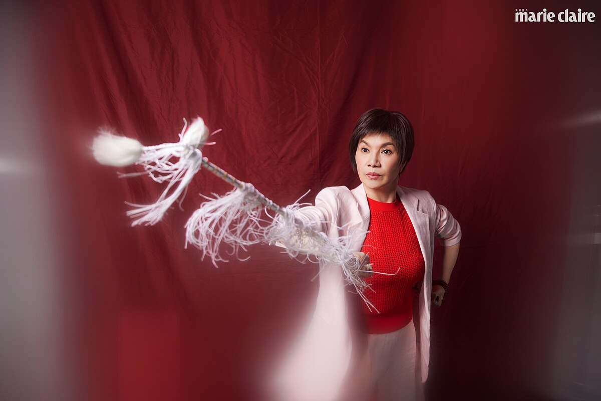 粉紅亞麻西裝外套、粉紅亞麻長褲、紅色針織上衣，all by BOSS