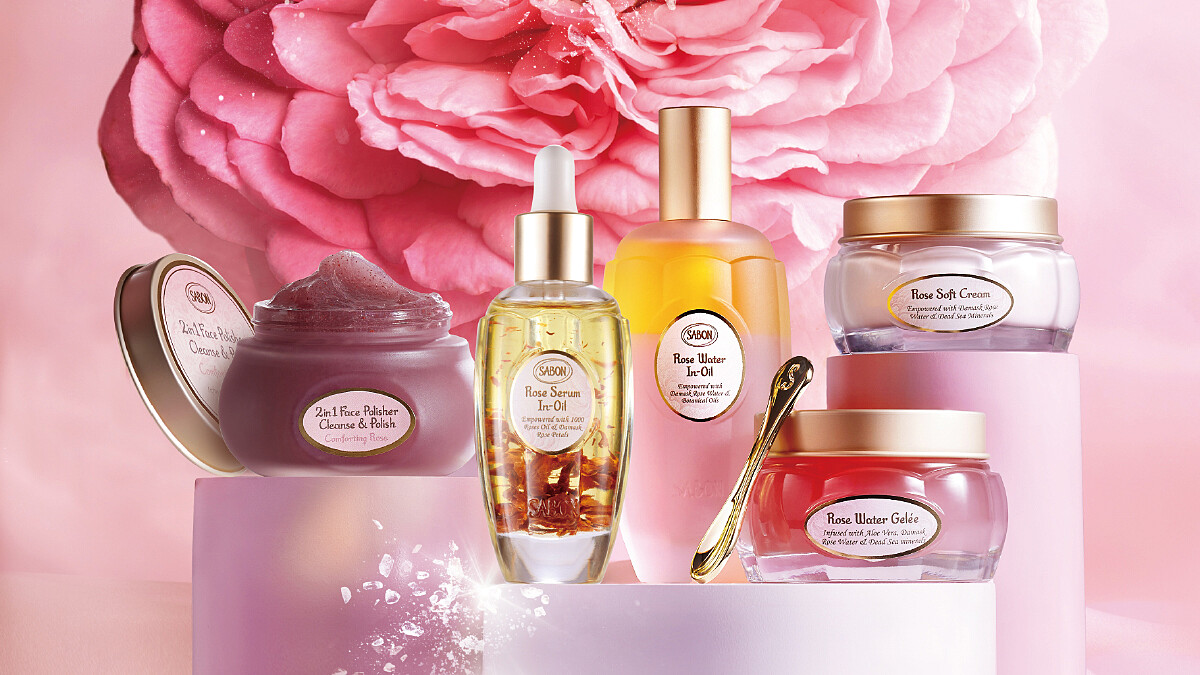 用天然玫瑰的粉紅能量寵愛自己～SABON為臉部肌膚帶來滿滿玫瑰精華呵護，提升肌膚水亮光＋療癒心情，透亮光采由內而外綻放！