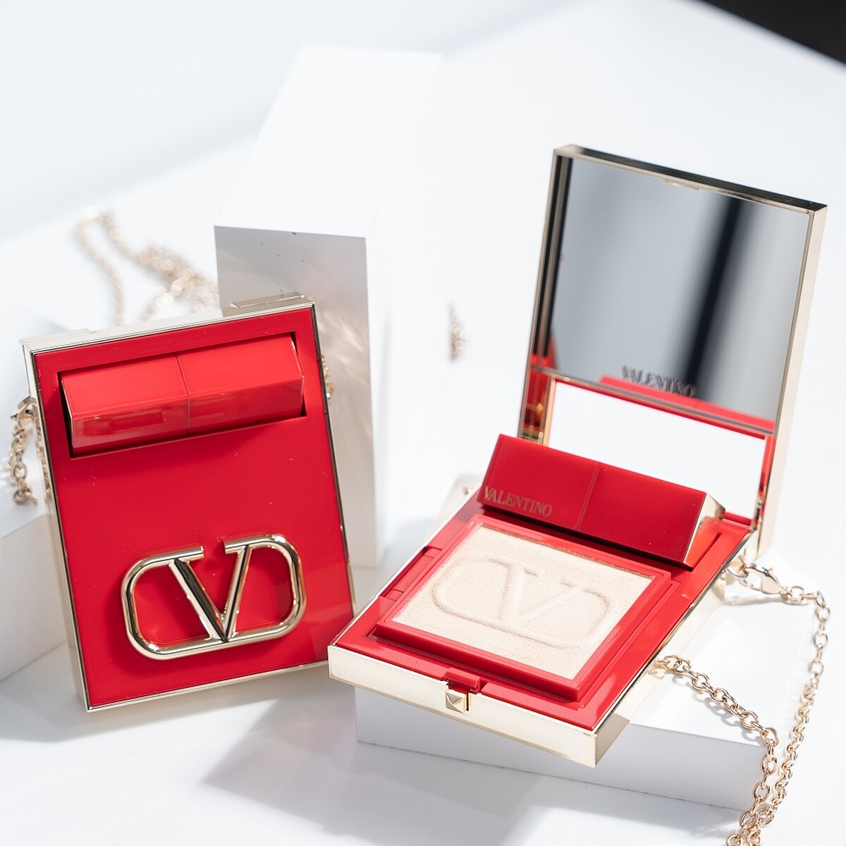 Valentino Go-Clutch高訂隨行彩妝盒情境圖。