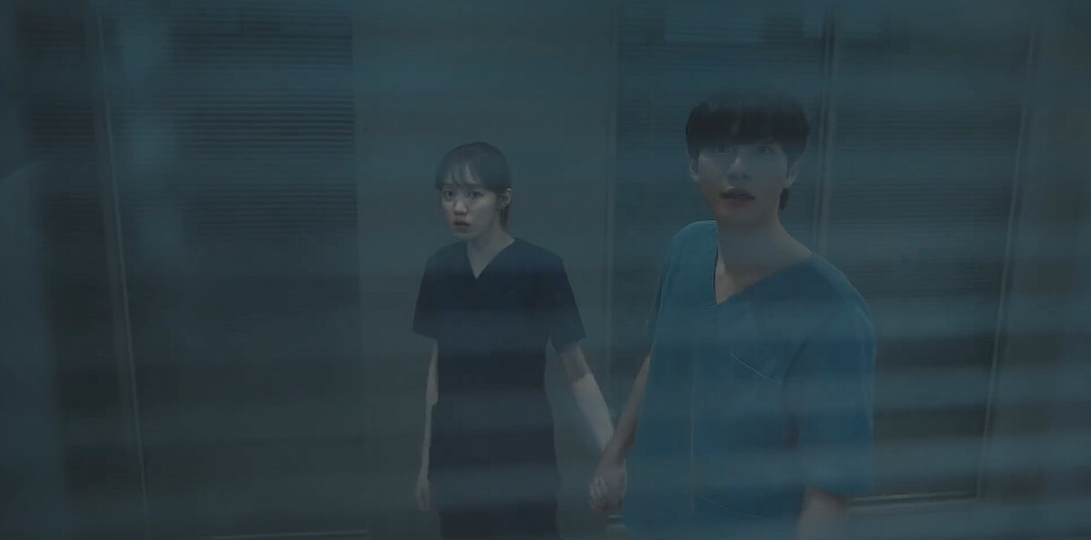 《浪漫醫生金師傅3》徐宇鎮(右)牽著車恩彩(左)跑出外傷中心，向窗外看著火光，簡直不敢相信會遇上浩劫