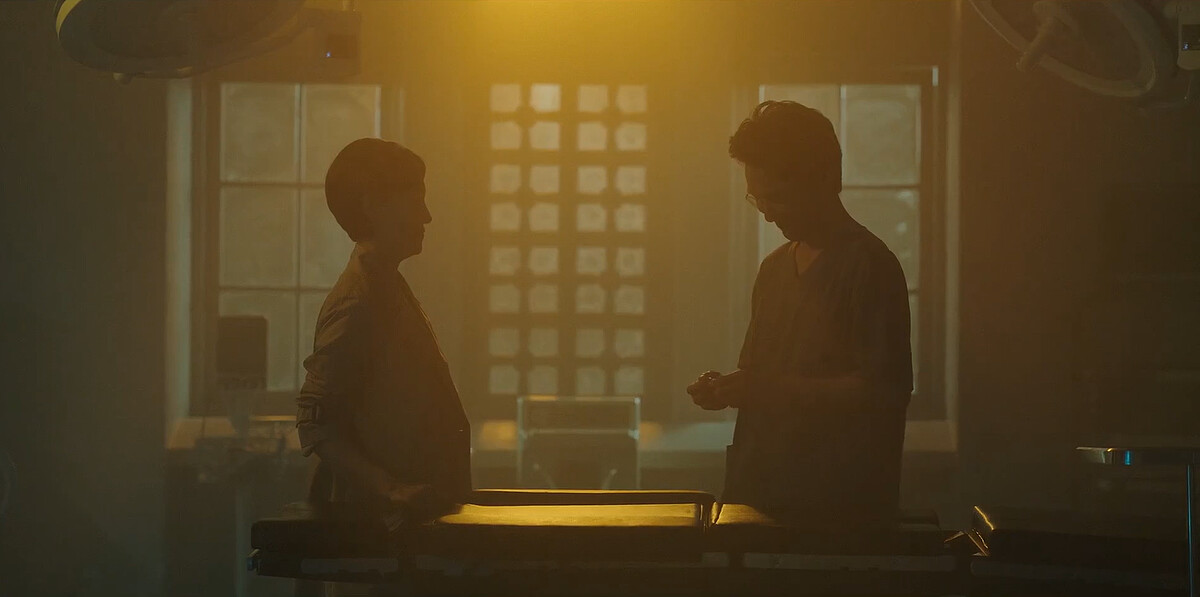 《浪漫醫生金師傅3》金師傅(右)接過糖果，終於破涕為笑，吳明心(左)靜靜地陪在一旁