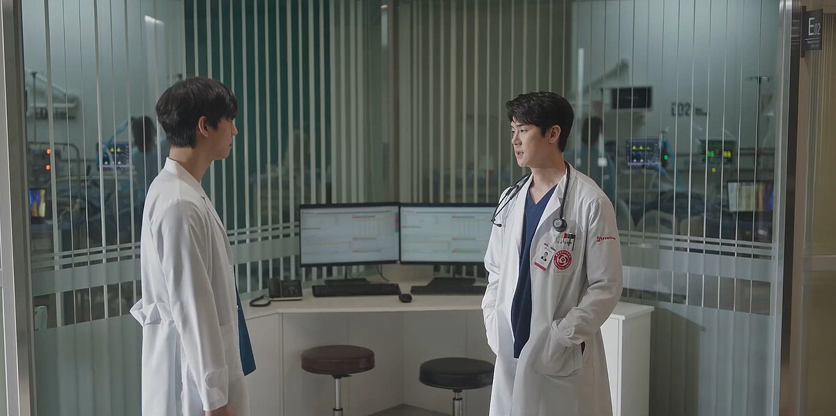 《浪漫醫生金師傅3》姜東柱(右)告訴徐宇鎮(左)他絕不讓偏鄉沒有醫生，打動徐宇鎮的心