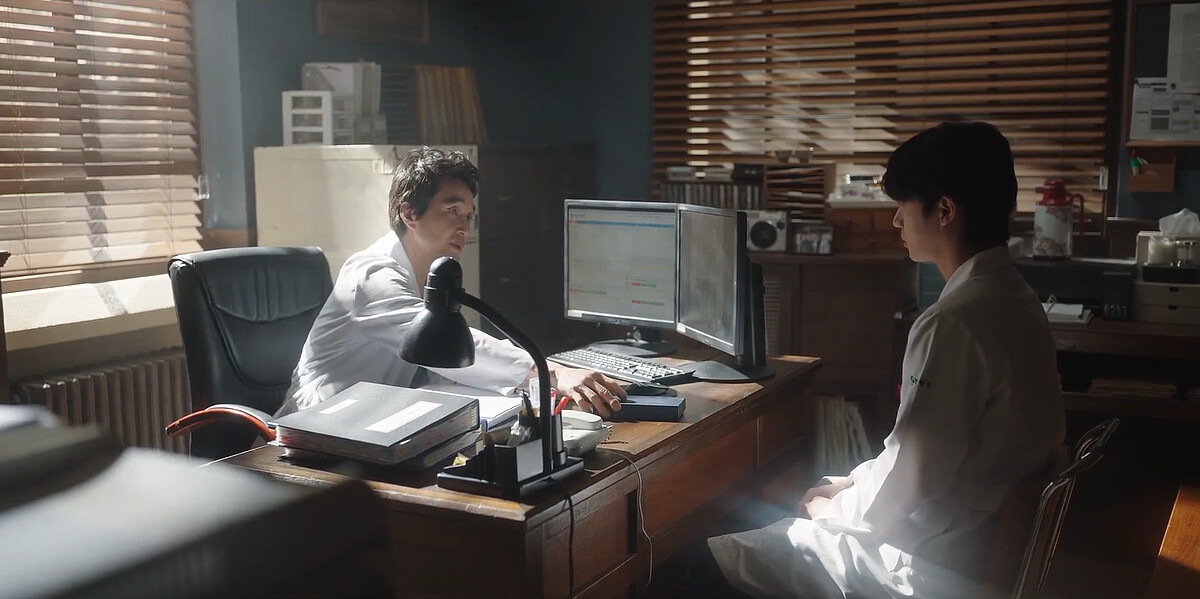 《浪漫醫生金師傅3》金師傅(左)將張賢珠的實習禮物轉送給張東華(右)