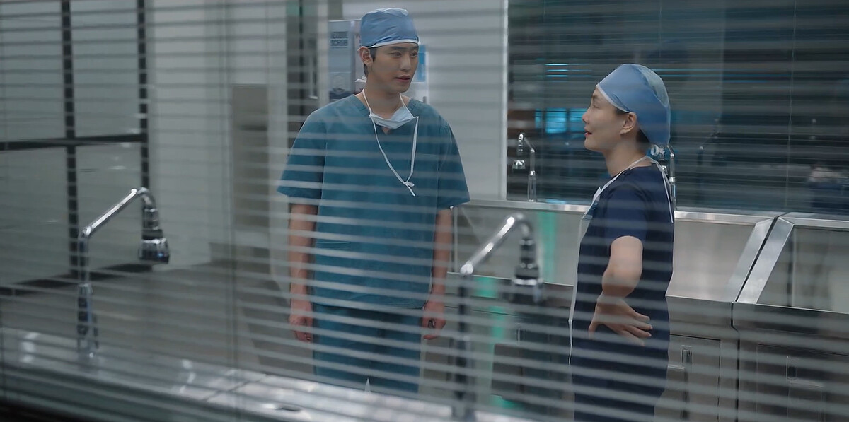 《浪漫醫生金師傅3》好久不見得沈教授(右)一語道破徐宇鎮(左)的心