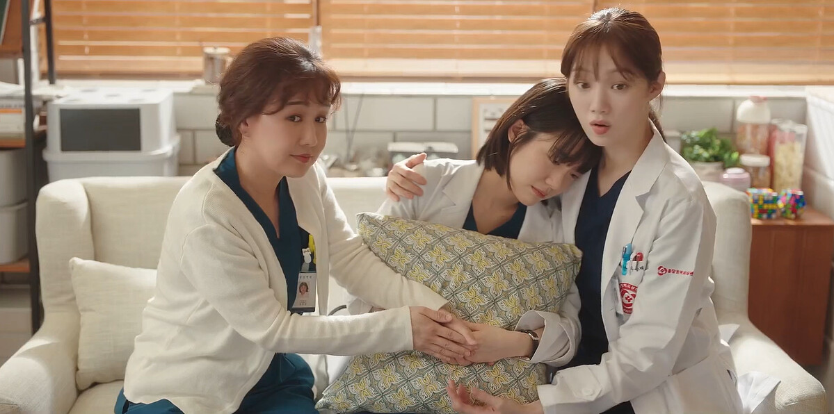 《浪漫醫生金師傅3》尹雅琳(中)下了班向嚴護理師(左)和車恩彩(右)告狀朴恩卓都不理她