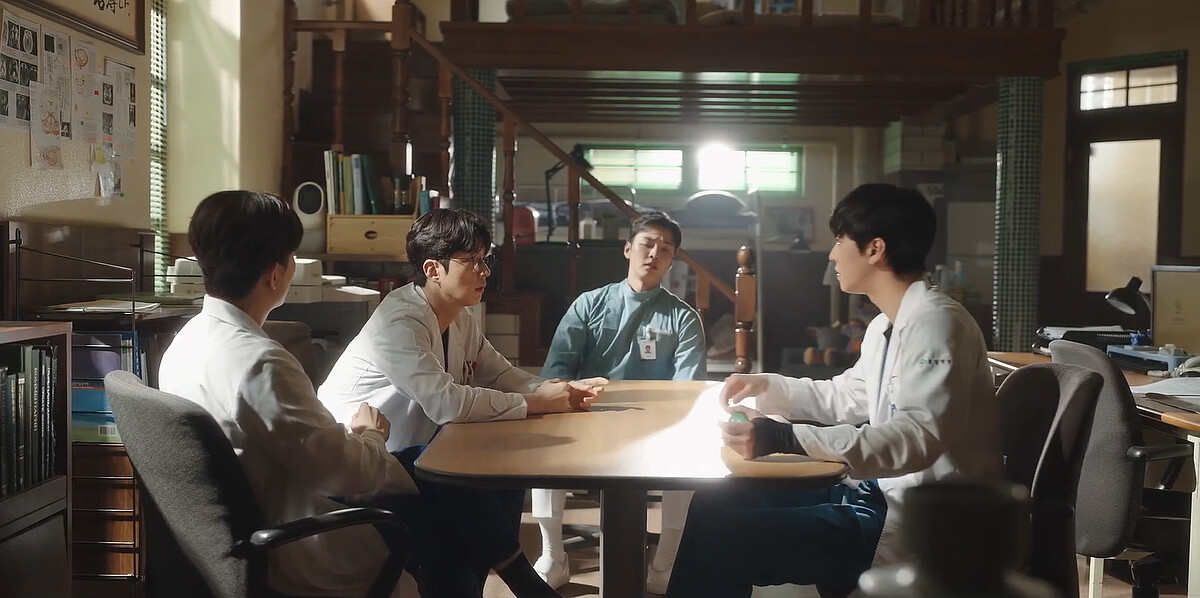 《浪漫醫生金師傅3》朴恩卓(中)也向裴文正(左二)和徐宇鎮(右)求解方怎麼才能讓尹雅琳不生氣