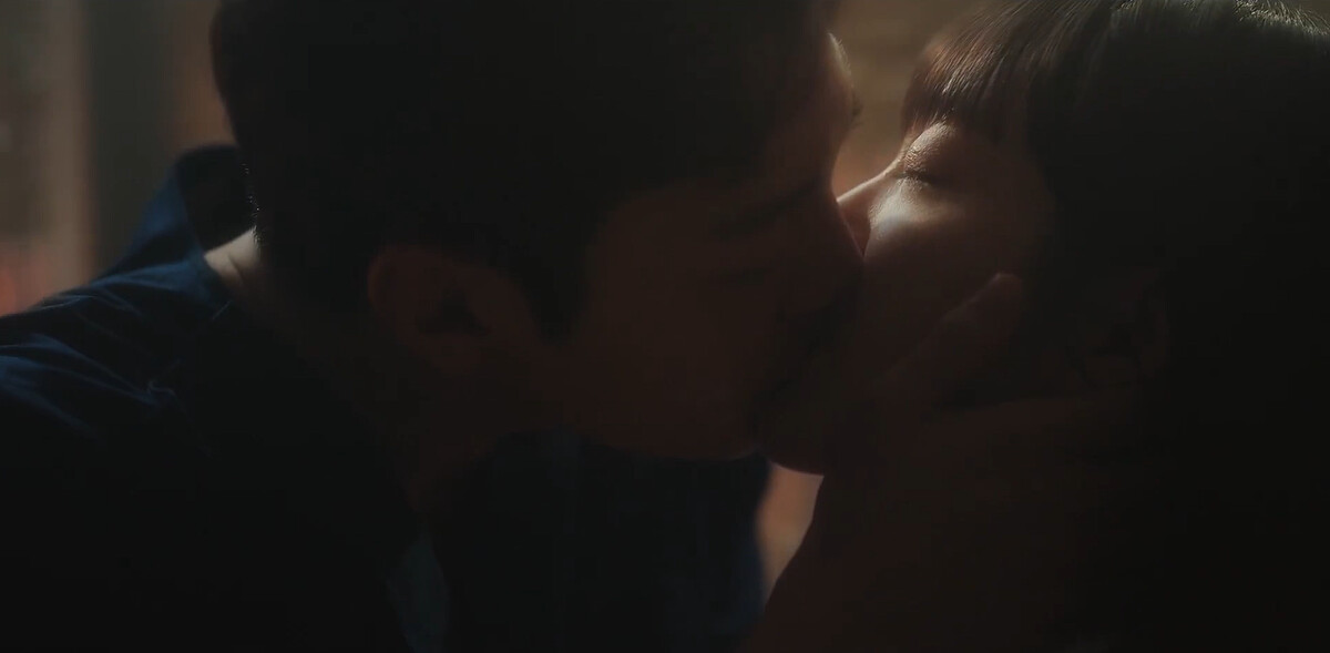 《浪漫醫生金師傅3》朴恩卓(左)不擅言表就直接親下去，尹雅琳答應不分手了