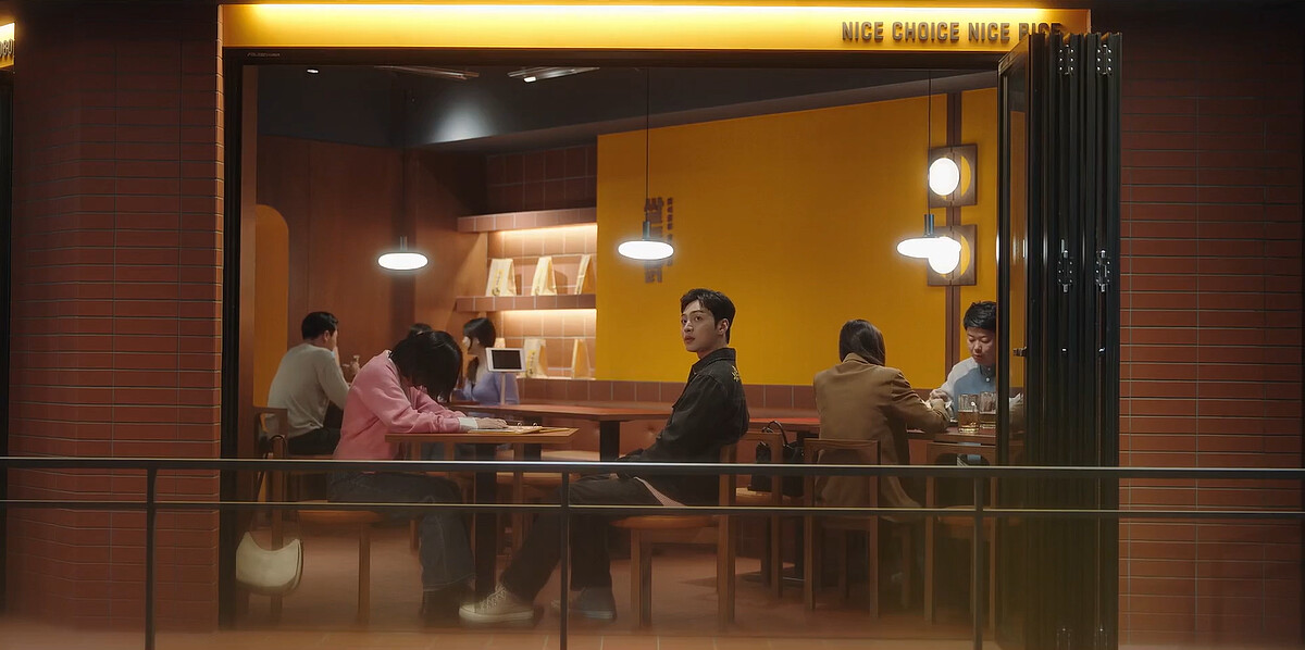 《浪漫醫生金師傅3》尹雅琳(左)害羞自己開口求婚，朴恩卓(右)假裝鎮定看向遠方