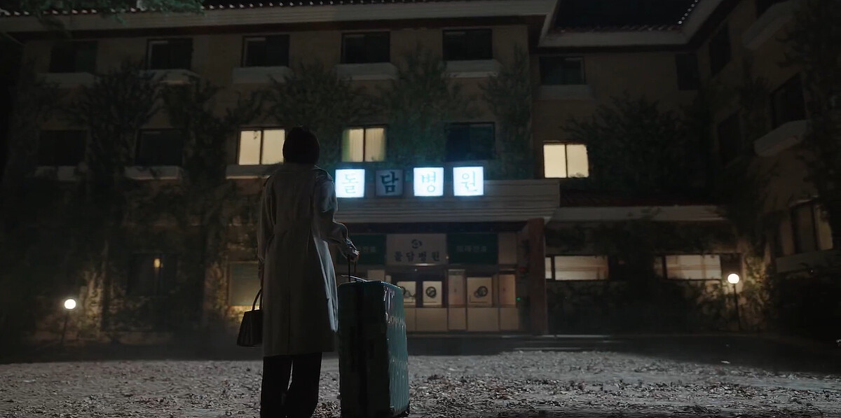 《浪漫醫生金師傅3》尹瑞貞最終背景現身，推著行李箱來到石垣醫院前